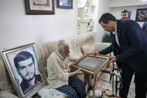 رییس سازمان نظام مهندسی ساختمان با خانواده مهندس شهید حسن آقاسی‌زاده دیدار کرد